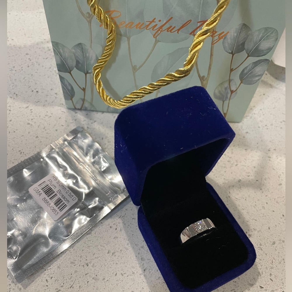 Shining Moissanite ring 0.5ct